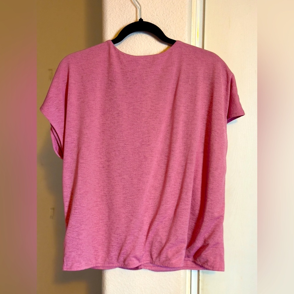 EXPRESS Relaxed V-Neck Ruched Tee - Picture 2 of 3